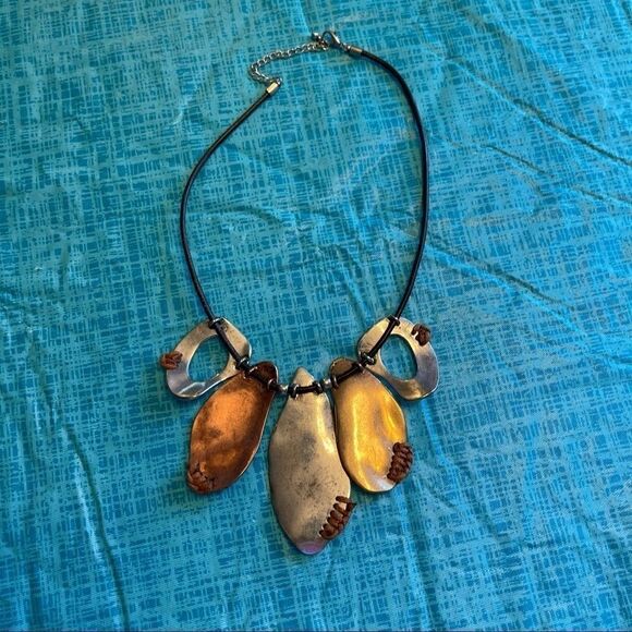 ORGANIC SHAPE SHORT STATEMENT NECKLACE - Picture 5 of 8